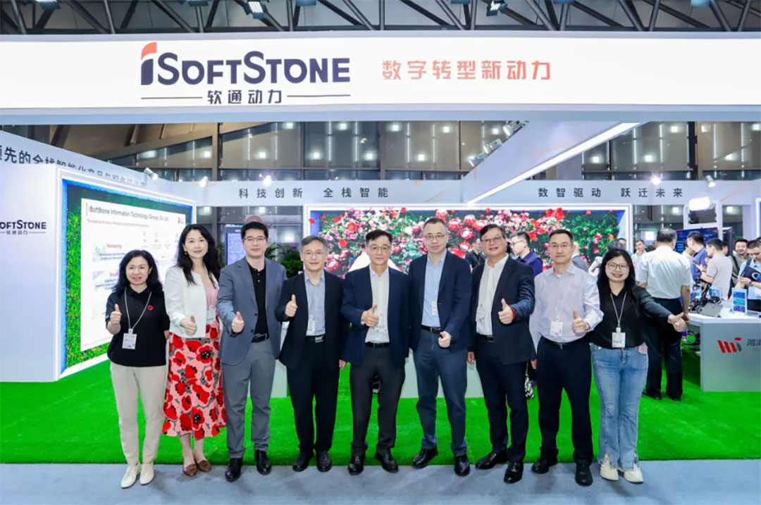 华为全联接大会2025 | 云顶集团动力乐成举行“全栈智能 激刊行业增添新引擎”论坛  智能化转型实践,终端AI,智能算力,高质量生长 9月18日，，，，，，作为华为全联接大会2025独家钻石赞助商，，，，，，云顶集团动力乐成举行“全栈智能 激刊行业增添新引擎”主题论坛。。。。。本次论坛汇聚了来自医疗、烟草、修建、环保、家居等多个行业的智能化转型实践先锋，，，，，，分享前沿看法与实践履历，，，，，，配合探讨加速行业智能化转型的新路径。。。。。论坛上，，，，，，云顶集团动力联合华为及同伴配合举行了第四届“917转型”企动日宣布仪式，，，，，，云顶集团华方分享了其全景战略与终端AI展望。。。。。  “917”扬帆起新程，，，，，，共引行业智能化     论坛现。。。。。，，，，，云顶集团动力联合华为与同伴配合举行第四届“917转型”企动日宣布仪式，，，，，，共引行业智能化。。。。；；；；；粕Ю妥芩纠砦盒窕裕，，，，，北京大学第三医院主任医师、教授、博士生导师江东，，，，，，无锡研奇智联手艺有限公司智能产品研发总监关学峰，，，，，，远景能源有限公司IT总监王永亮与云顶集团动力董事黄颖，，，，，，董事兼首席手艺官刘会福，，，，，，执行副总裁、盘算产品与智能电子营业总裁韩智敏配合登台完成宣布。。。。。    云顶集团动力董事黄颖在致辞中讲到，，，，，，今年是云顶集团动力的双十华年，，，，，，云顶集团动力再次站上新起点，，，，，，以“软硬一体